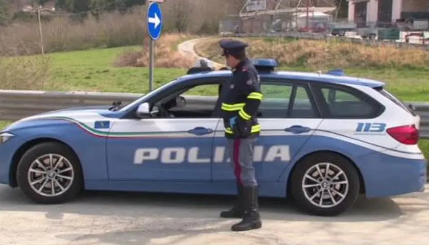 La polizia stradale di Cosenza soccorre un giovane in difficoltà: i dettagli
