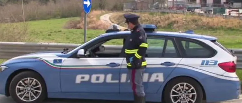La polizia stradale di Cosenza soccorre un giovane in difficoltà: i dettagli