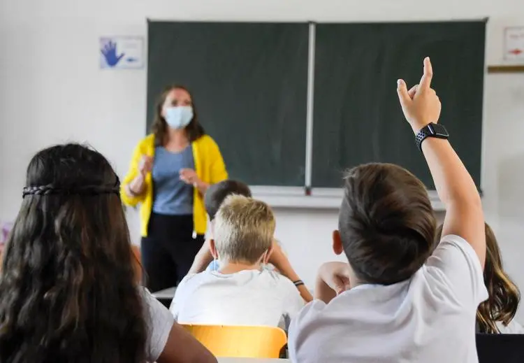 Terza dose Covid, Sileri: \"Corsia preferenziale per i docenti\"