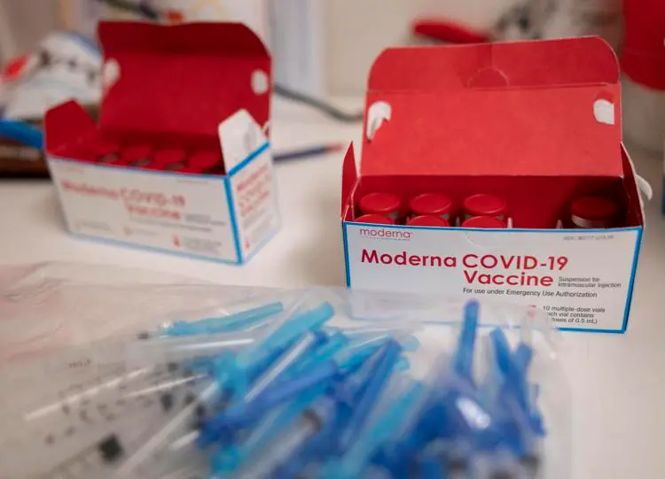 Vaccino Covid, fascia d'età 12-17 anni: slitta la decisione su Moderna