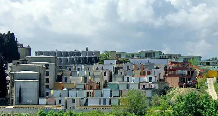 L'inopportuna presenza dei parcheggiatori abusivi al cimitero di Cosenza