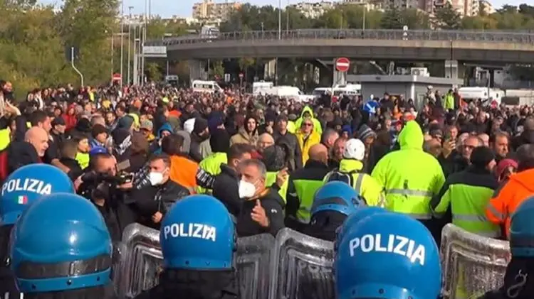 Trieste, aumento esponenziale dei contagi dopo le manifestazioni \"no green pass\"
