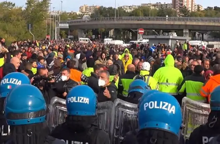 Trieste, aumento esponenziale dei contagi dopo le manifestazioni \"no green pass\"