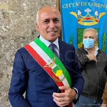Franz Caruso proclamato sindaco di Cosenza: «Impossibile approvare bilancio nei termini di legge»