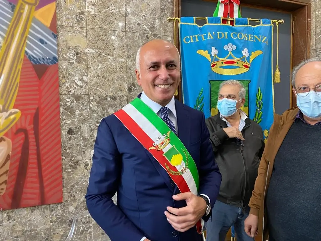 Cosenza, domani l'accensione dell'Albero di Natale (donato da Occhiuto e Gallo)