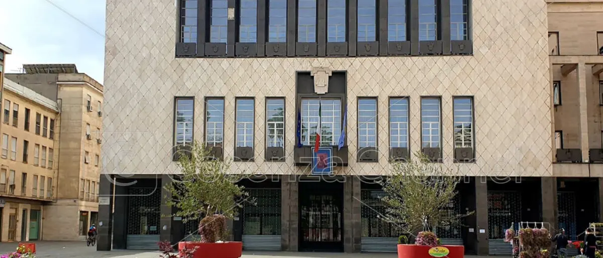 Scontro al Comune di Cosenza sui contributi non versati. La maggioranza attacca