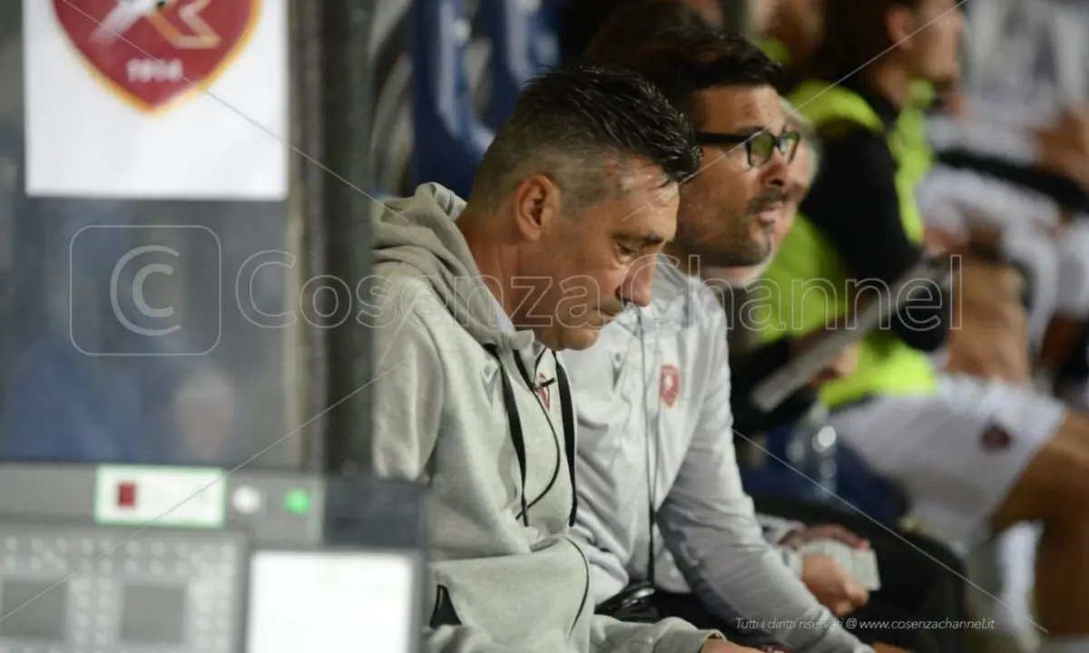 Cosenza, Dionigi dirige l'allenamento. Ma c'è l'ombra di Aglietti