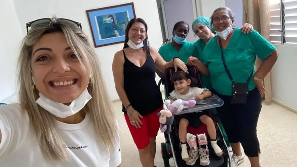 La piccola Silvia, affetta da una rara malattia, è arrivata a Cuba. La mamma: «I medici sono ottimisti»