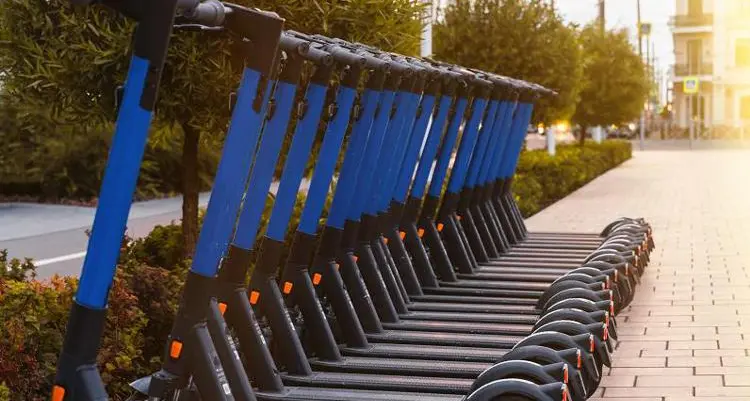 Monopattini elettrici fuori da piste ciclabili e aree pedonali: Corigliano-Rossano vara la stretta\n