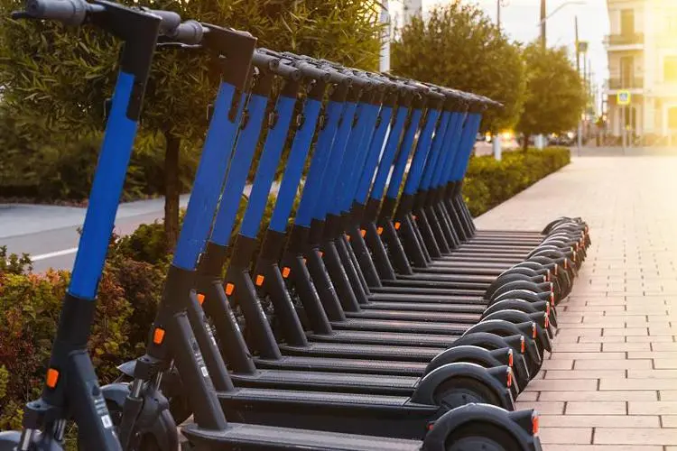 Monopattini elettrici fuori da piste ciclabili e aree pedonali: Corigliano-Rossano vara la stretta\n