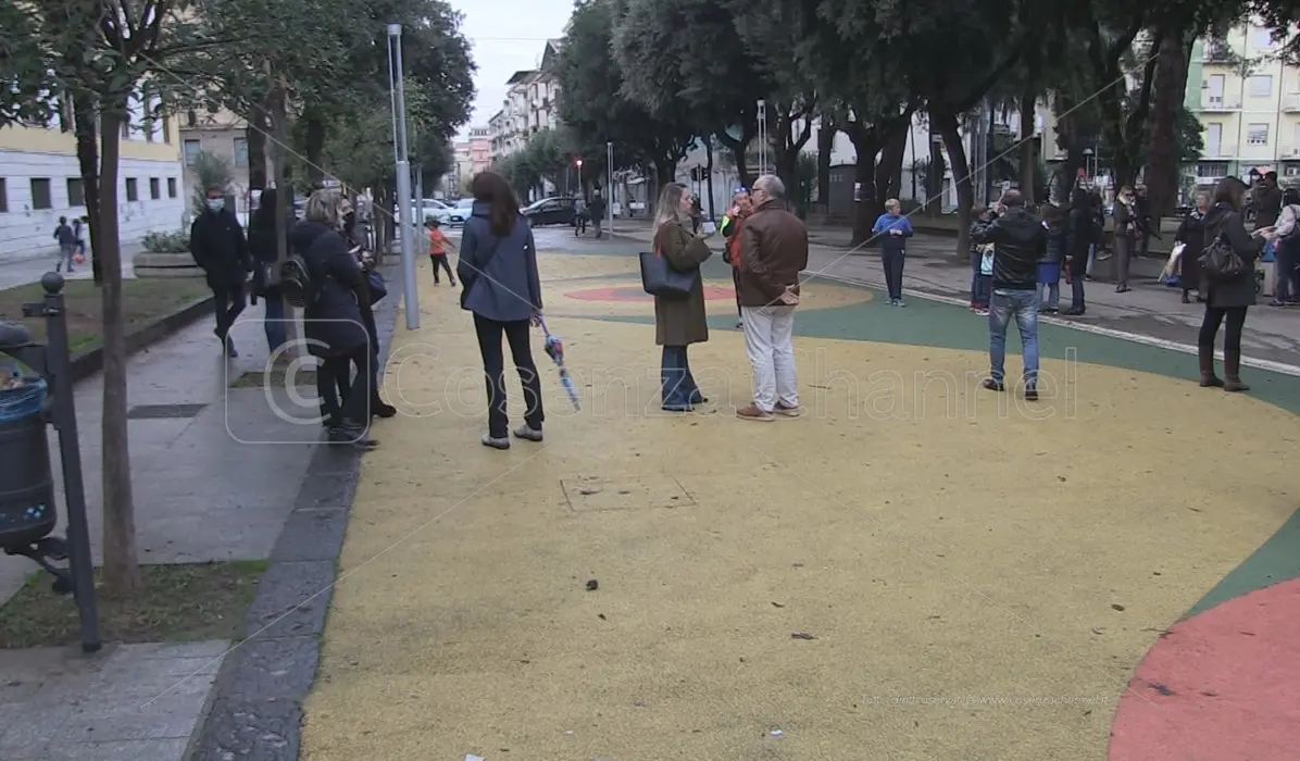 Cosenza, sit-in di protesta in via Misasi: genitori e bambini contro la riapertura del traffico
