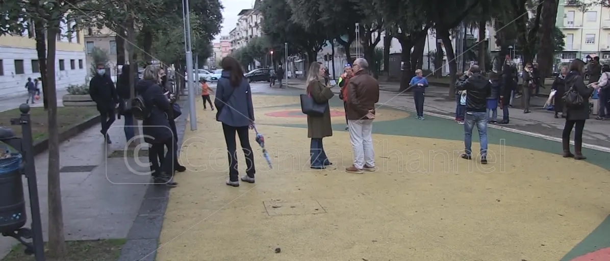 Cosenza, sit-in di protesta in via Misasi: genitori e bambini contro la riapertura del traffico