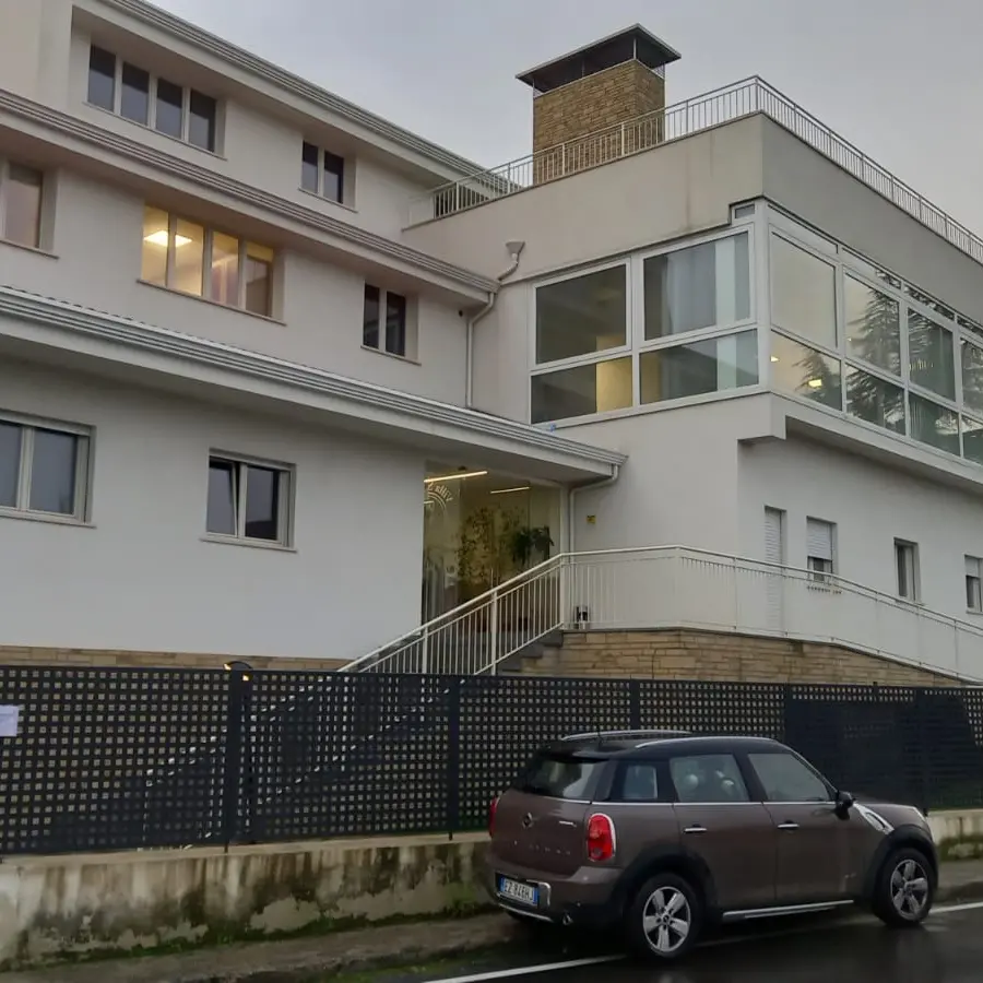 Stacca la luce a una clinica per anziani, intervengono i carabinieri e salvano i pazienti