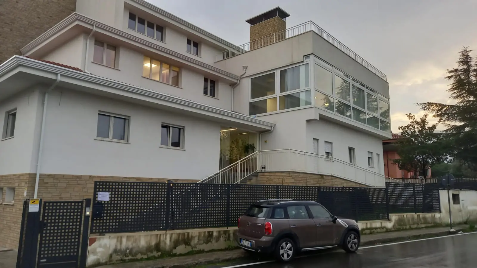 Stacca la luce a una clinica per anziani, intervengono i carabinieri e salvano i pazienti