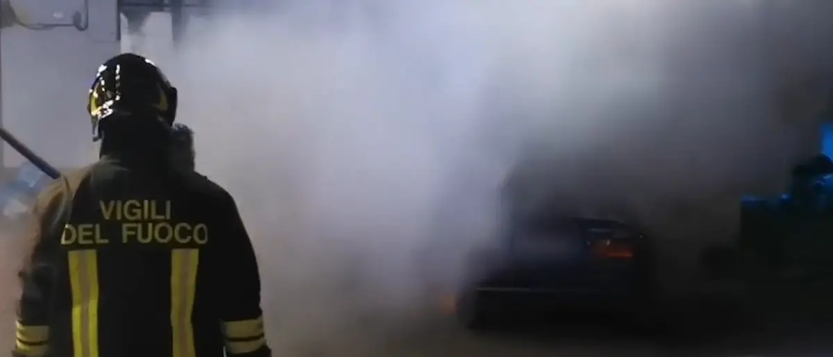 Corigliano Rossano, un'altra auto in fiamme nella notte: indagini in corso
