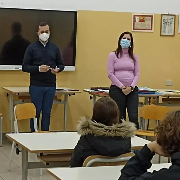 Corigliano Rossano, il Movimento per la vita tra i banchi del liceo: duro attacco delle Fe.min