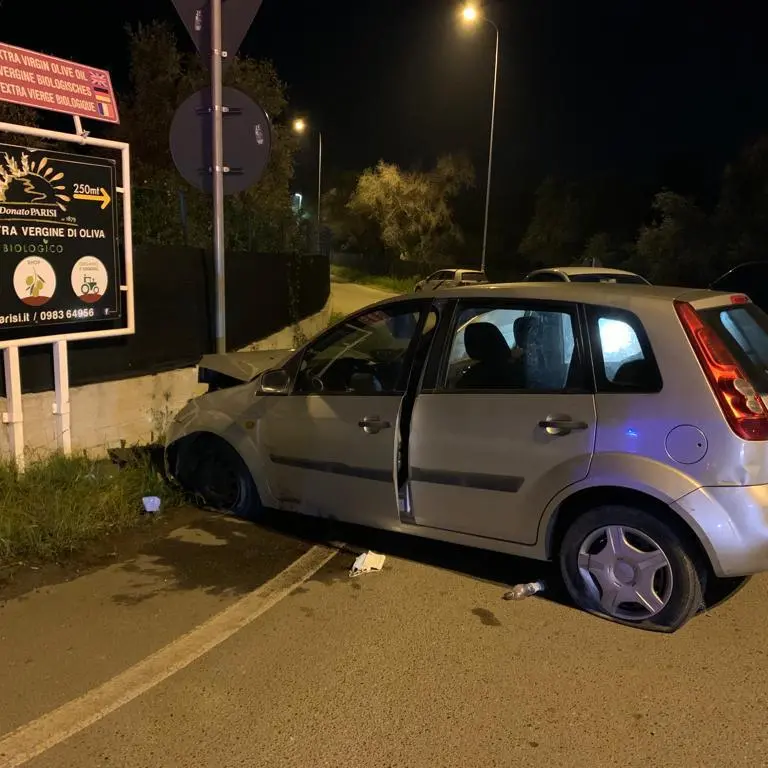 Corigliano Rossano, perde il controllo dell'auto e impatta contro una recinzione: ferito un 67enne