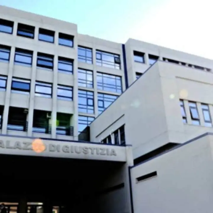 «Quel bambino assuma il cognome del padre defunto»: ecco la sentenza del tribunale di Paola