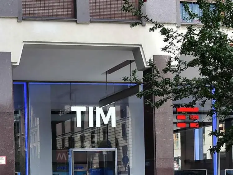 I sindacati della Tim: \"A rischio 40mila posti di lavoro se salta piano industriale\"