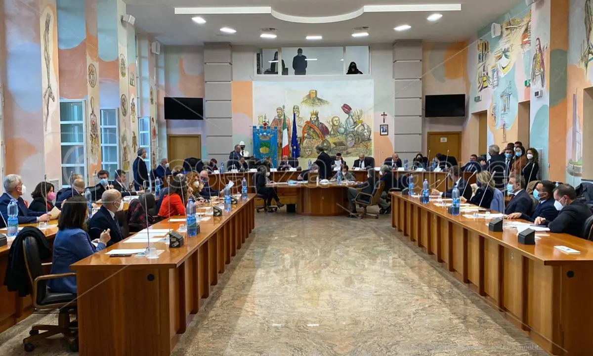 Cosenza, primo giorno di \"scuola\" per il Consiglio comunale: il racconto della giornata