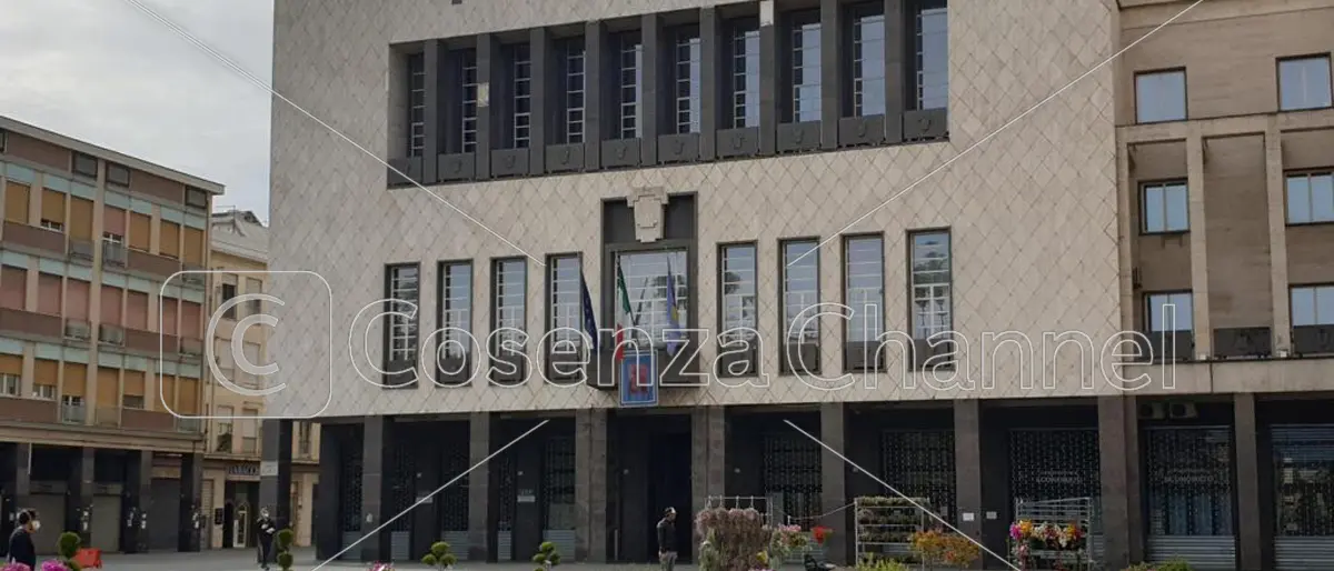 Cosenza, chiusura uffici comunali il 15 e 16 agosto: servizi essenziali garantiti