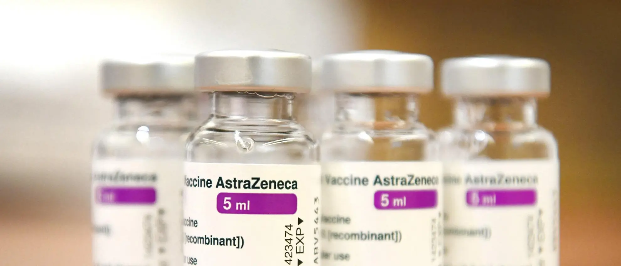 Astrazeneca, gli scienziati: «Trovata causa dei coaguli di sangue»