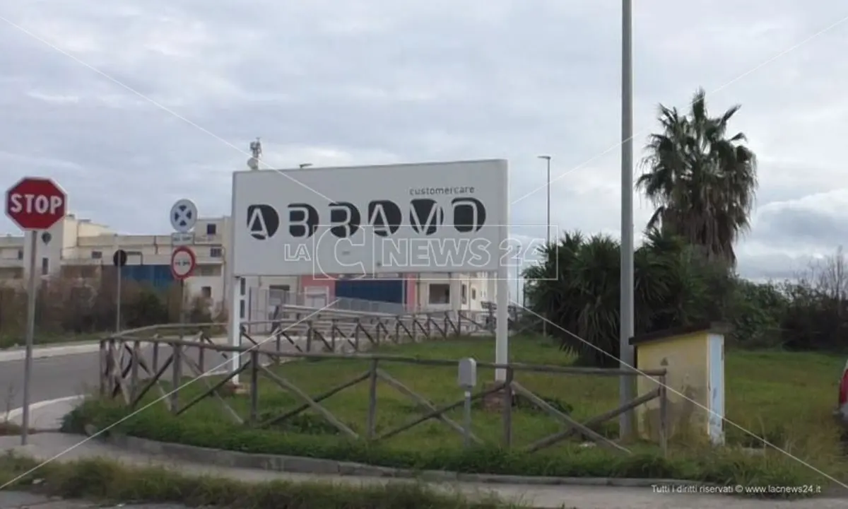 Abramo Customer Care, le deputate Orrico e Barbuto incontrano il ministro. Intanto crescono le adesioni alla protesta