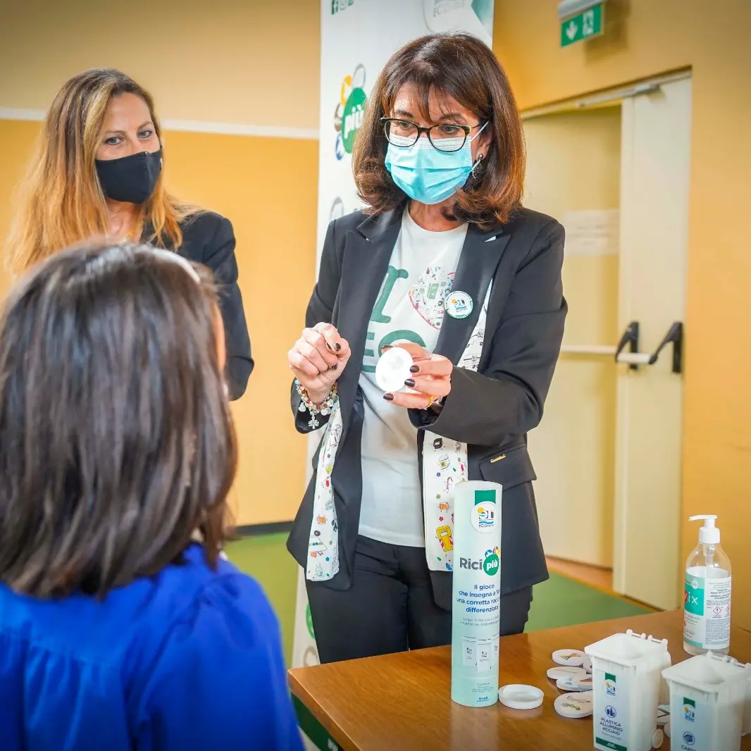 Diamante, bambini a lezione di differenziata con Ecoross