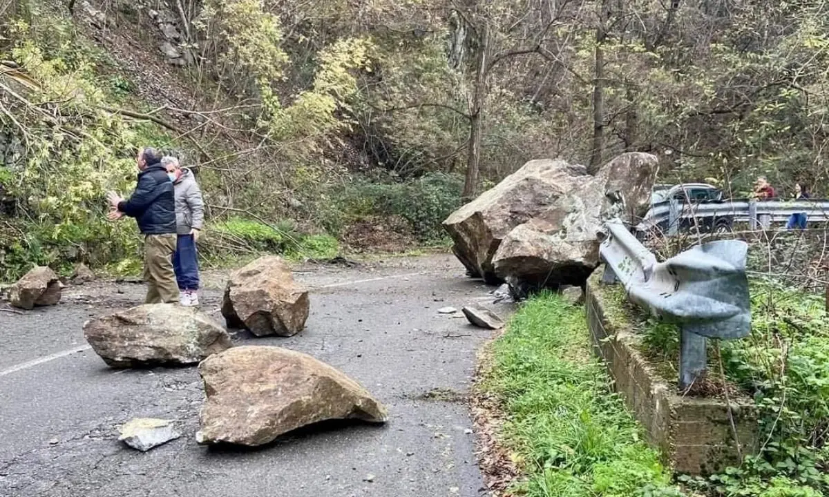 Cadono massi sulla strada, il sindaco chiude la Serricella-Acri