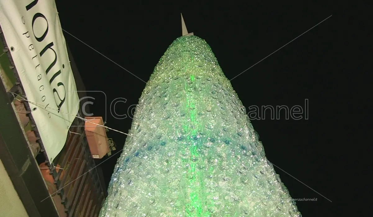 A Castiglione Cosentino realizzato un albero di Natale con 4mila bottiglie di plastica