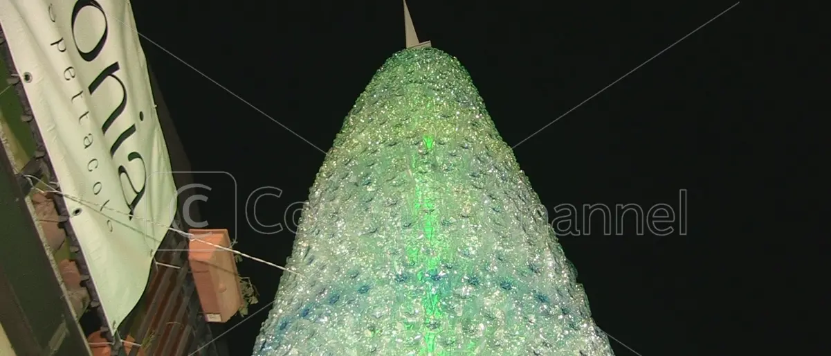 A Castiglione Cosentino realizzato un albero di Natale con 4mila bottiglie di plastica
