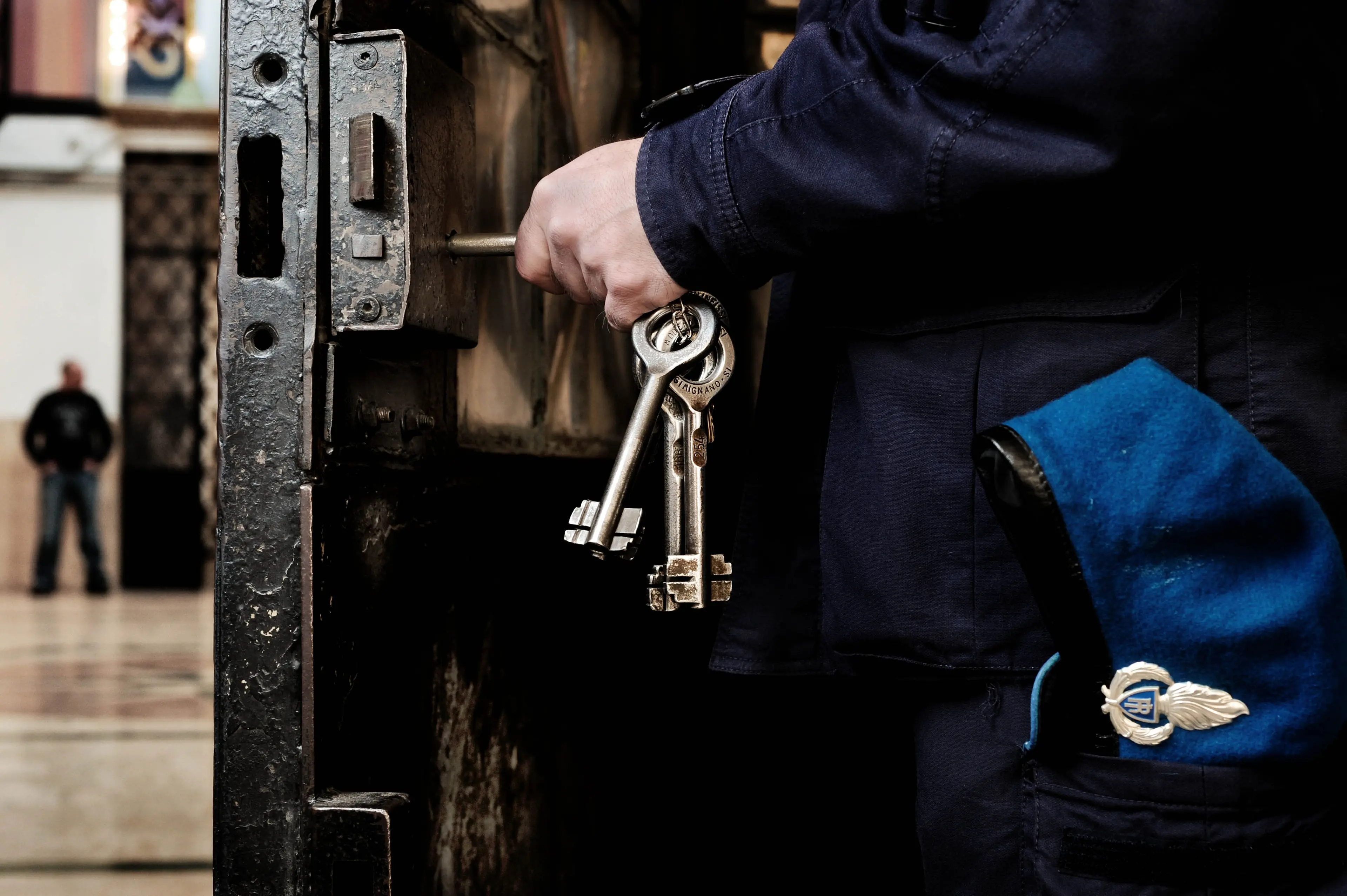Carcere di Cosenza, arrestati due agenti penitenziari. L'accusa è di mafia