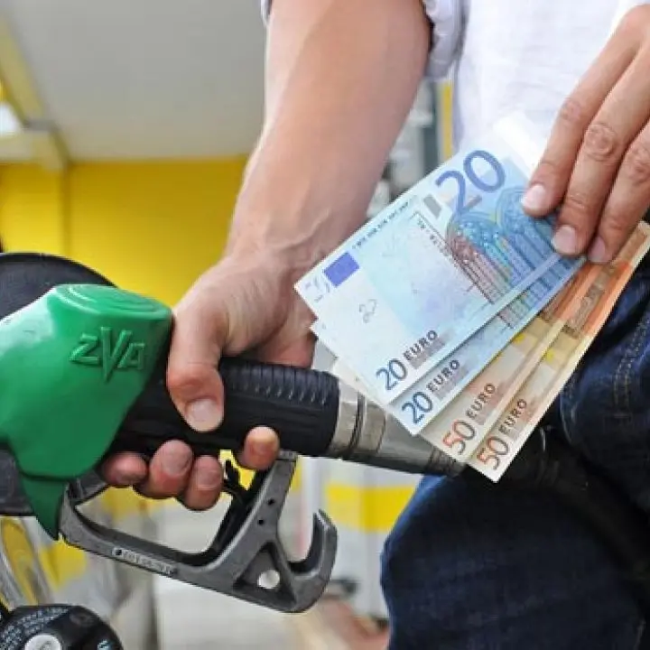 Il bluff del pieno al prezzo bloccato. Eni mette un freno ai rincari ma il conto resta sulle famiglie\n