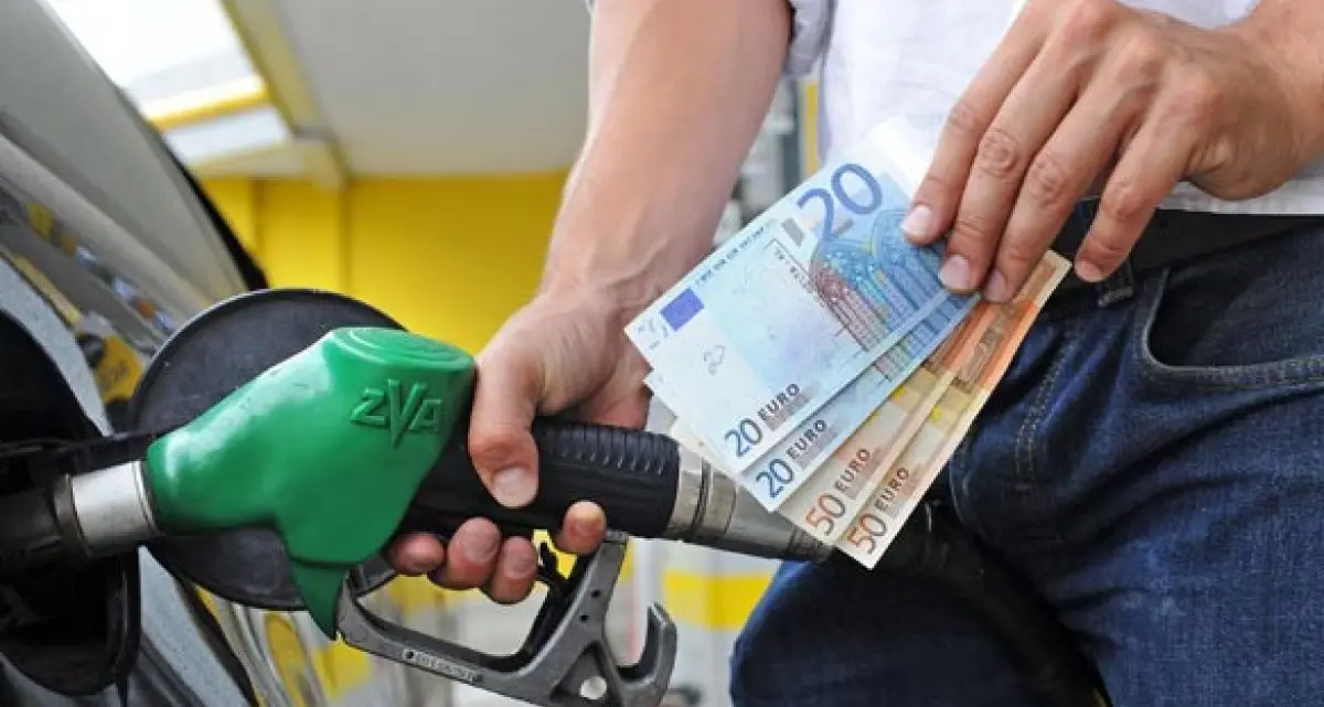 Il bluff del pieno al prezzo bloccato. Eni mette un freno ai rincari ma il conto resta sulle famiglie\n