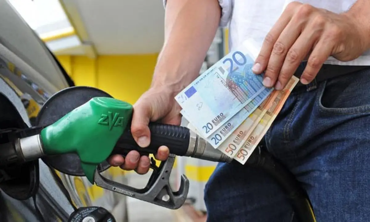 Il bluff del pieno al prezzo bloccato. Eni mette un freno ai rincari ma il conto resta sulle famiglie\n