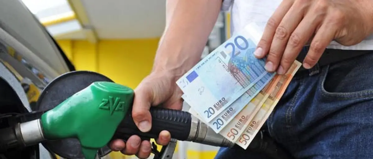 Il bluff del pieno al prezzo bloccato. Eni mette un freno ai rincari ma il conto resta sulle famiglie\n