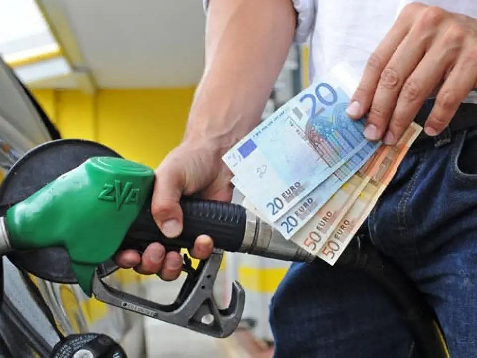 Il bluff del pieno al prezzo bloccato. Eni mette un freno ai rincari ma il conto resta sulle famiglie