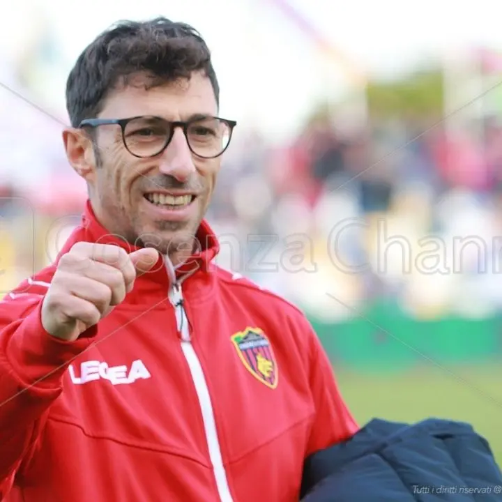 Cosenza, Occhiuzzi rescinde: sarà il nuovo allenatore dell'Olbia