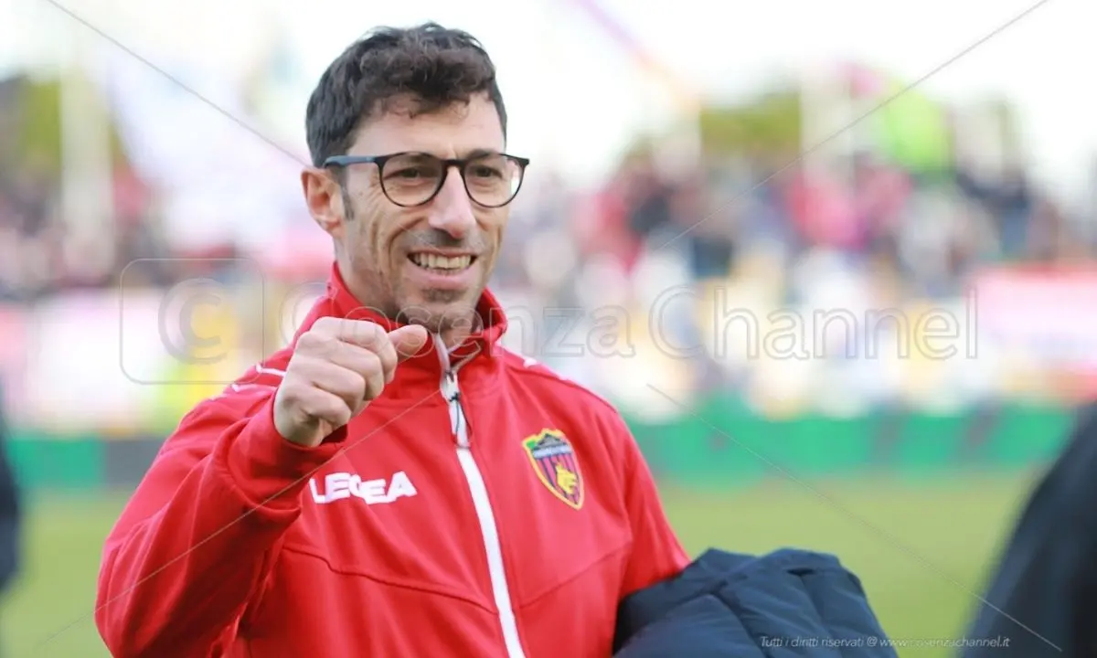 Cosenza, Occhiuzzi rescinde: sarà il nuovo allenatore dell'Olbia