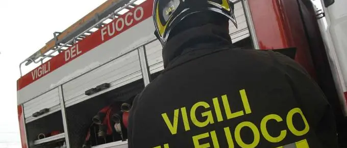 Rende, incendio in un appartamento. Poi i vigili del fuoco salvano due operai