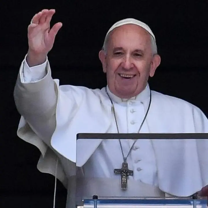 Il Papa apre la Porta Santa al carcere di Rebibbia, il messaggio ai detenuti: «Non perdete mai la speranza»