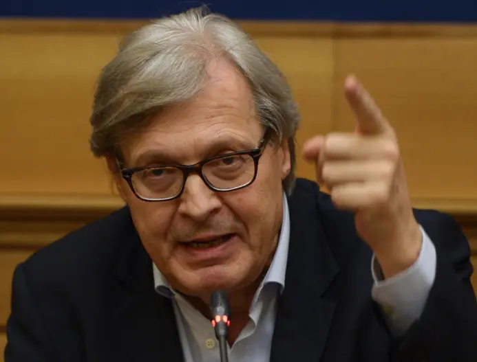 Sgarbi arriva a Cosenza per la presentazione del suo ultimo libro e... per Occhiuto