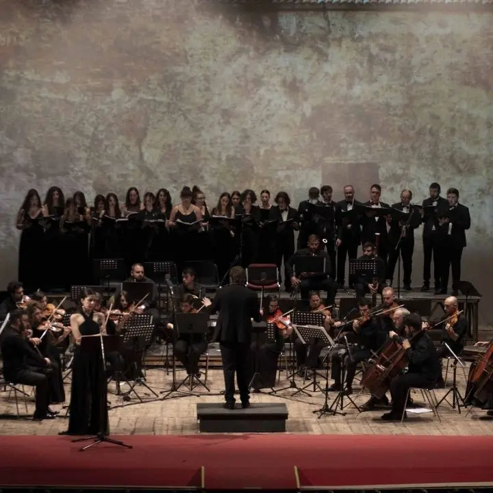 Teatro Rendano, il concerto di Natale e il Gran Galà di fine anno chiudono la stagione “Torniamo all'Opera”