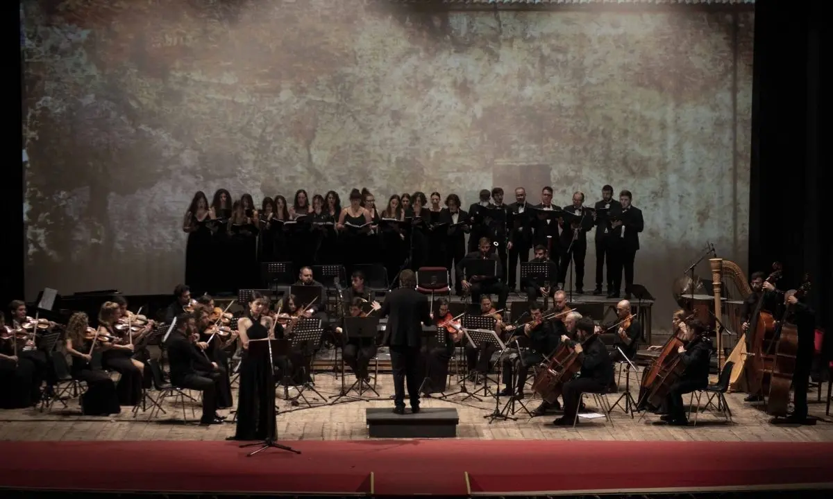 Teatro Rendano, il concerto di Natale e il Gran Galà di fine anno chiudono la stagione “Torniamo all'Opera”