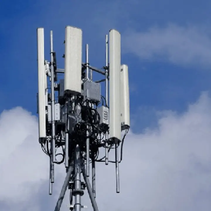 Antenna 5G a Marano Marchesato, protesta dei cittadini: «Troppo vicina alle case»