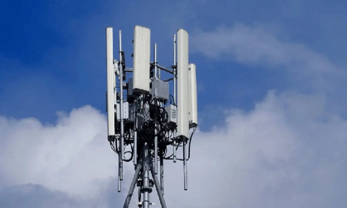 Antenna 5G a Marano Marchesato, protesta dei cittadini: «Troppo vicina alle case»
