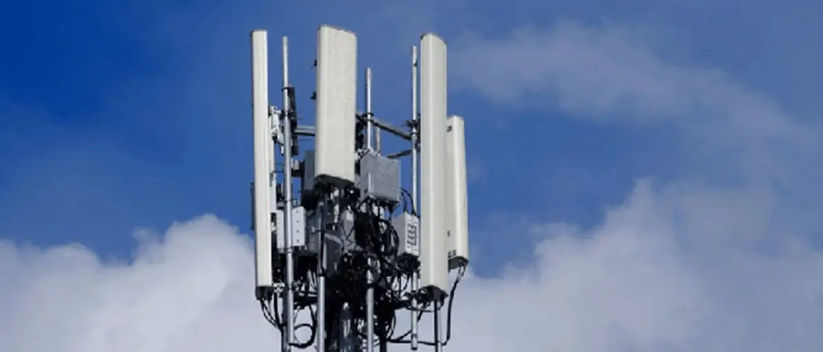 Antenna 5G a Marano Marchesato, protesta dei cittadini: «Troppo vicina alle case»