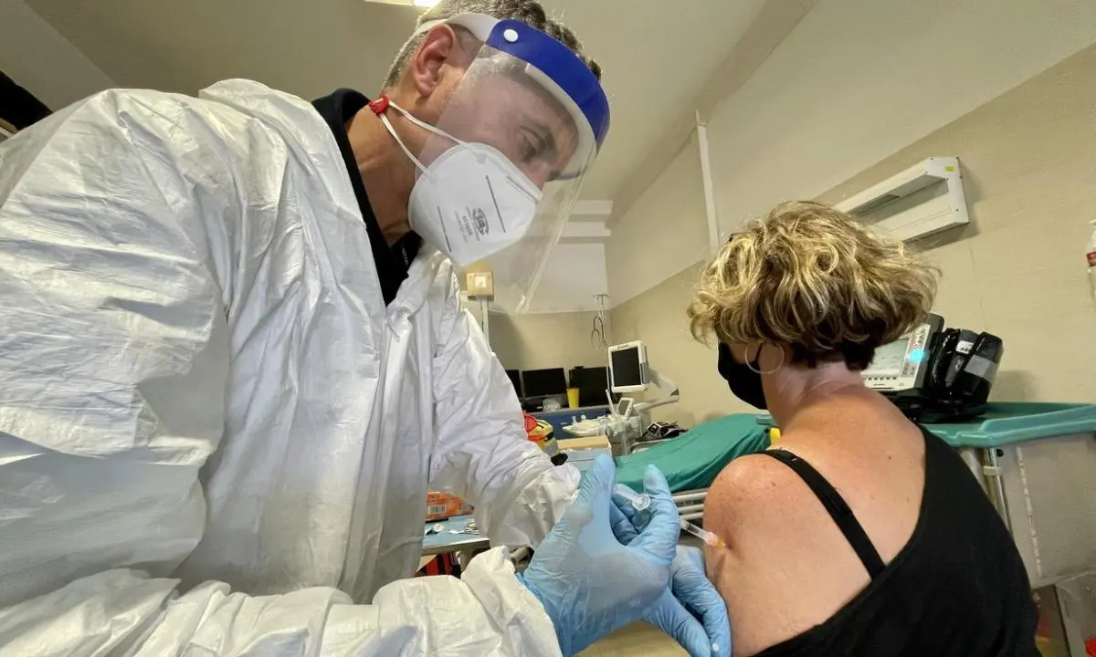 Covid, l’Austria introduce l’obbligo vaccinale: è il primo Paese europeo