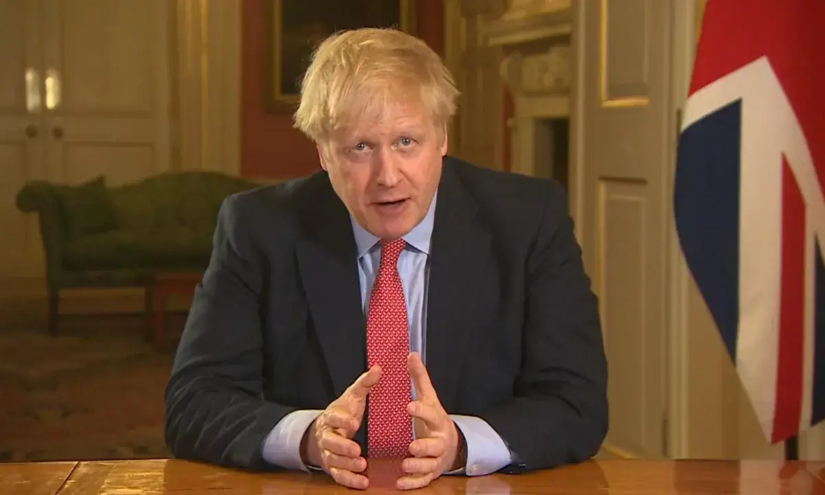 Variante Omicron, Johnson riunisce il governo britannico: ipotesi lockdown