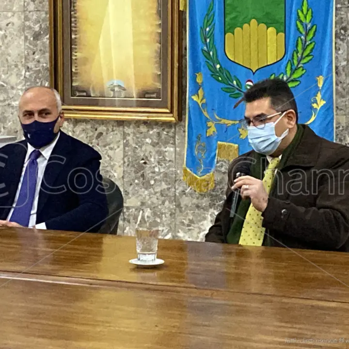 Cosenza, il sindaco Caruso punzecchia l'opposizione: «Dicevano che senza luci non sarebbe stato Natale»